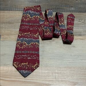 Bill Blass Mens Burgundy Gold Patterned Tie Silk Career Office tapestry pattern